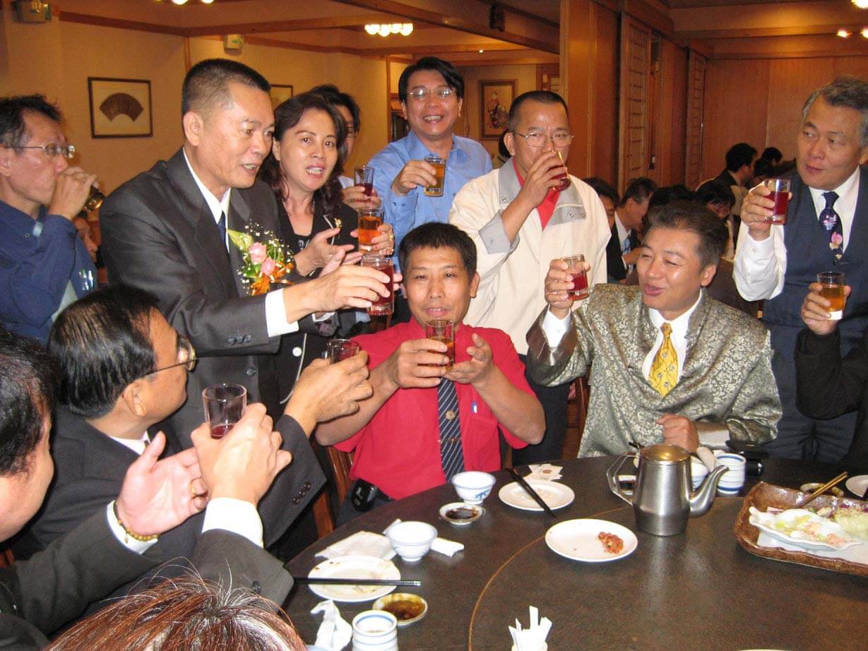 黃正忠理事長率理監事幹部向友會致謝 