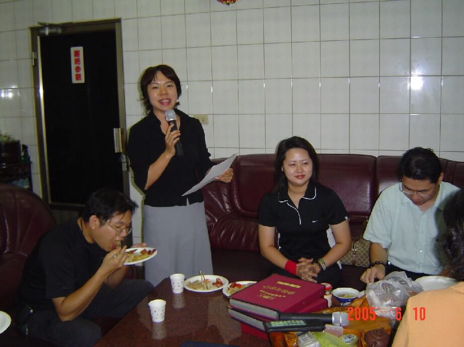 主持人李理事樺玲開場致詞,喂!老公,吃東西嘴巴別張那麼大,形象全毀了,支持老婆一下嘛!