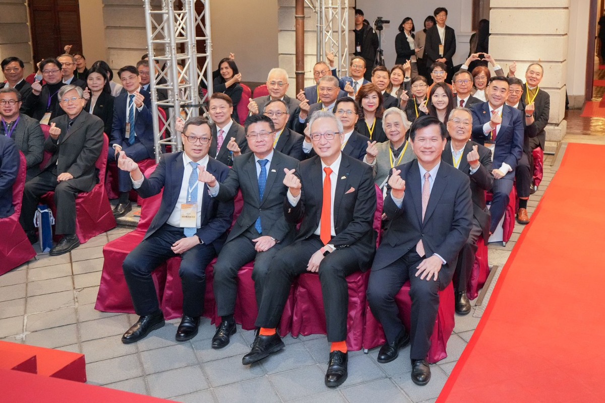 創業楷模榮獲「外交之友貢獻獎章」